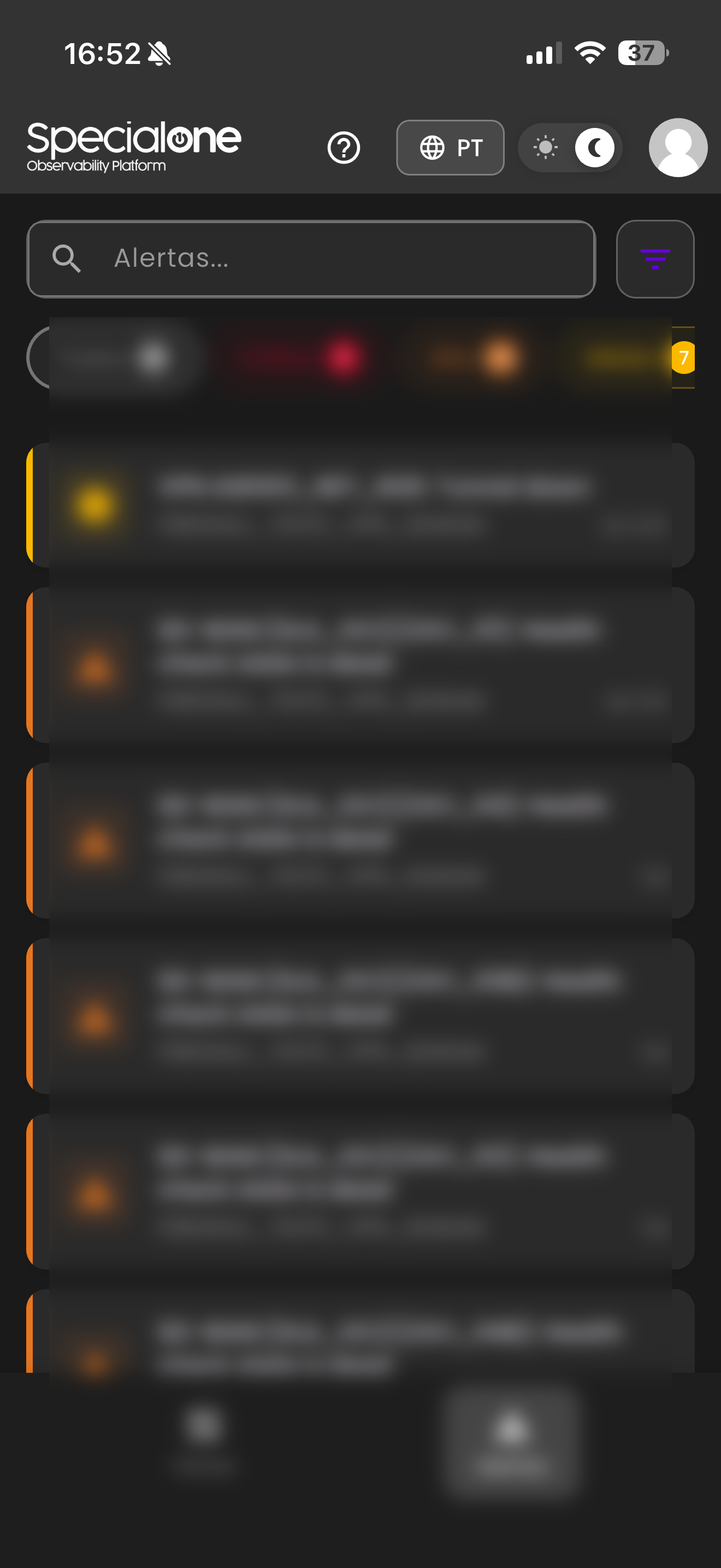 Tela de Alertas no modo escuro, com filtros por severidade